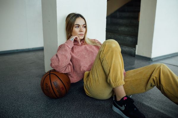 Découvrez les pantalons en velours femme: style et confort