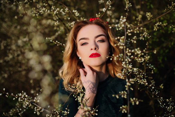 Quels conseils pour porter une écharpe en cachemire avec une robe fourreau lors d'un dîner d'affaires?